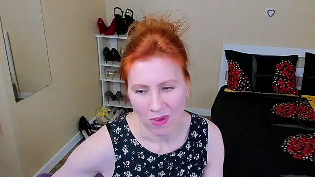 Snapshot of FoxySophia chatting on 04.25.26 FoxySophia online show from 04.25.26