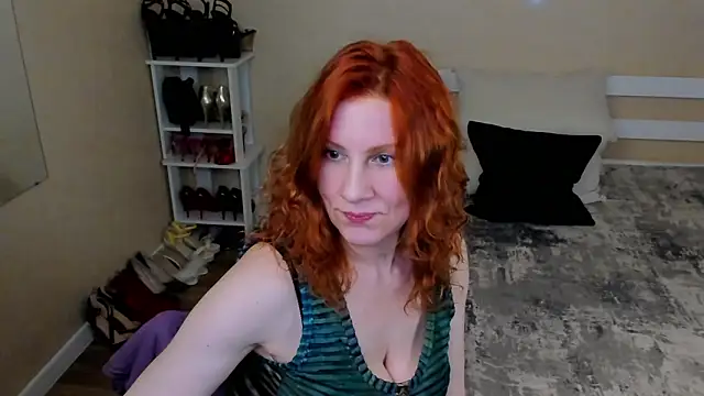 Snapshot of FoxySophia chatting on 05.22.26 FoxySophia online show from 05.22.26
