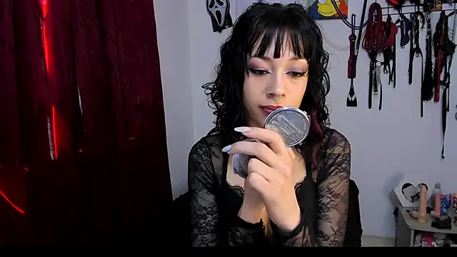 Snapshot of dungeongirls chatting on 01.11.25 dungeongirls online show from 01.11.25