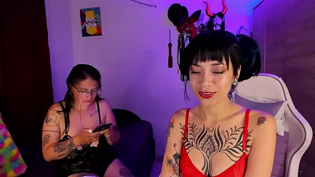 Snapshot of dungeongirls chatting on 03.31.26 dungeongirls online show from 03.31.26