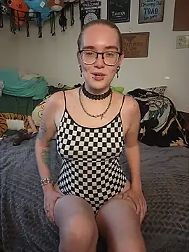 Snapshot of Izzy_Hellbourne chatting on 07.16.26 Izzy Hellbourne online show from 07.16.26
