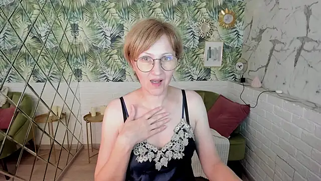 Snapshot of Paris_Cherry chatting on 06.19.26 Paris Cherry online show from 06.19.26