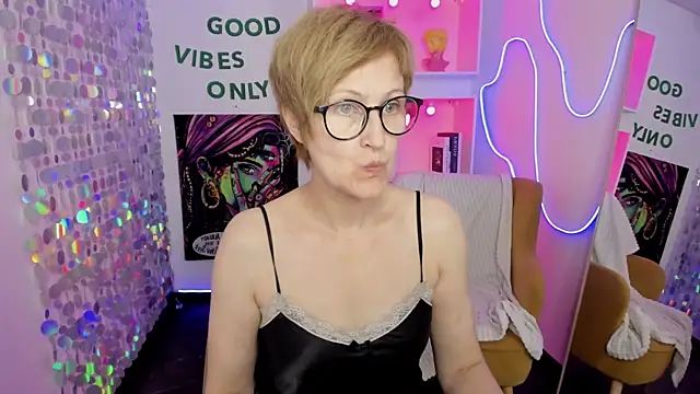 Snapshot of Paris_Cherry chatting on 07.26.26 Paris Cherry online show from 07.26.26