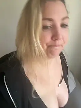 Snapshot of Anna_Alexa chatting on 01.28.25 Anna Alexa online show from 01.28.25