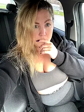 Snapshot of Anna_Alexa chatting on 11.01.25 Anna Alexa online show from 11.01.25