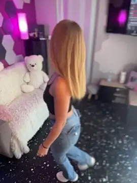 Snapshot of AnastasiaAniess chatting on 10.28.25 AnastasiaAniess online show from 10.28.25