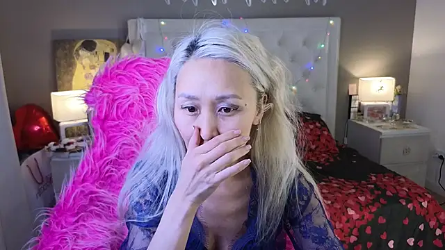 Snapshot of RoxalanaStar chatting on 02.20.26 RoxalanaStar online show from 02.20.26