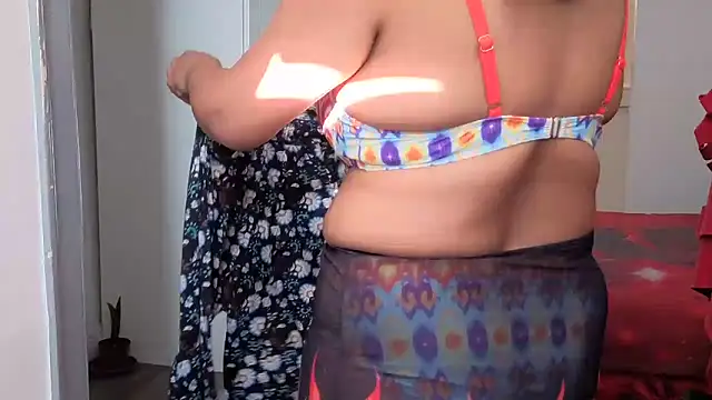 Snapshot of HotSpicyGujju chatting on 05.14.26 HotSpicyGujju online show from 05.14.26