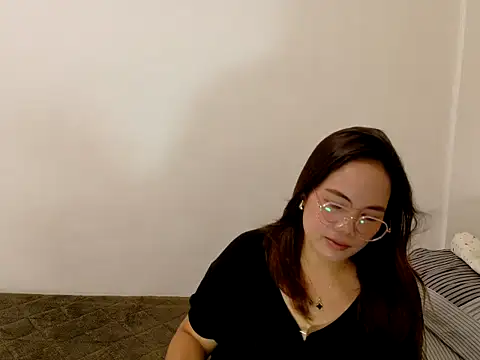 BURBERRY69 online show from 04.08.26