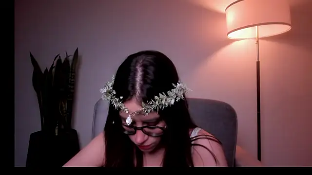 Snapshot of HazelKush chatting on 06.25.26 HazelKush online show from 06.25.26