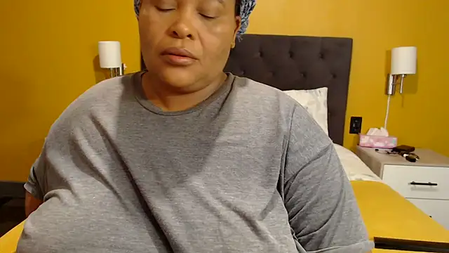 Snapshot of zandile chatting on 05.26.26 zandile online show from 05.26.26