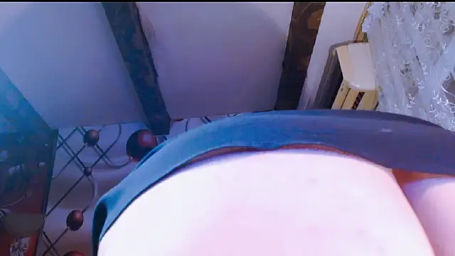 Snapshot of Veraluz chatting on 04.13.26 Veraluz online show from 04.13.26