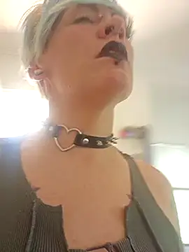 Snapshot of PinkTheHawk chatting on 01.07.25 PinkTheHawk online show from 01.07.25