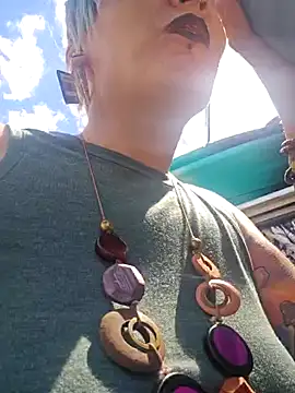 Snapshot of PinkTheHawk chatting on 01.09.25 PinkTheHawk online show from 01.09.25