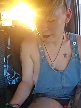 Snapshot of PinkTheHawk chatting on 01.10.25 PinkTheHawk online show from 01.10.25