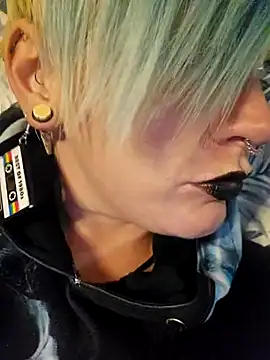 Snapshot of PinkTheHawk chatting on 01.10.25 PinkTheHawk online show from 01.10.25