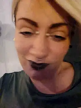 Snapshot of PinkTheHawk chatting on 09.24.25 PinkTheHawk online show from 09.24.25