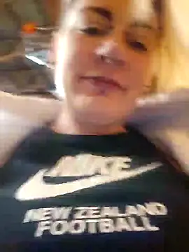 Snapshot of PinkTheHawk chatting on 10.05.25 PinkTheHawk online show from 10.05.25