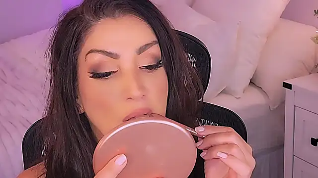 Snapshot of Wonderful_Woman chatting on 12.20.25 Wonderful Woman online show from 12.20.25