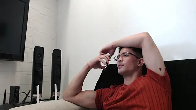 Snapshot of SebastianReiss chatting on 03.19.25 SebastianReiss online show from 03.19.25