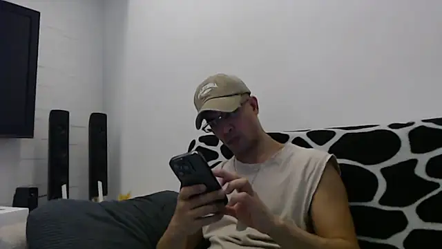 Snapshot of SebastianReiss chatting on 10.20.25 SebastianReiss online show from 10.20.25