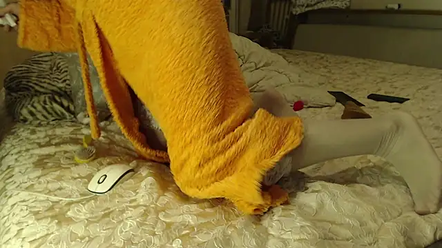 Snapshot of larawet chatting on 12.27.24 larawet online show from 12.27.24