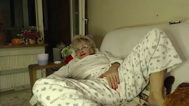 Snapshot of larawet chatting on 03.08.25 larawet online show from 03.08.25