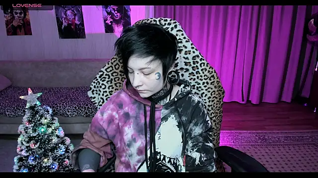 Snapshot of acid_trip1l chatting on 12.18.24 acid trip1l online show from 12.18.24