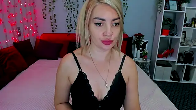 LunaBellucci online show from 12.15.25