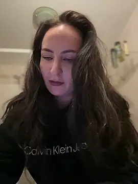 Snapshot of itsCassie chatting on 12.21.25 itsCassie online show from 12.21.25