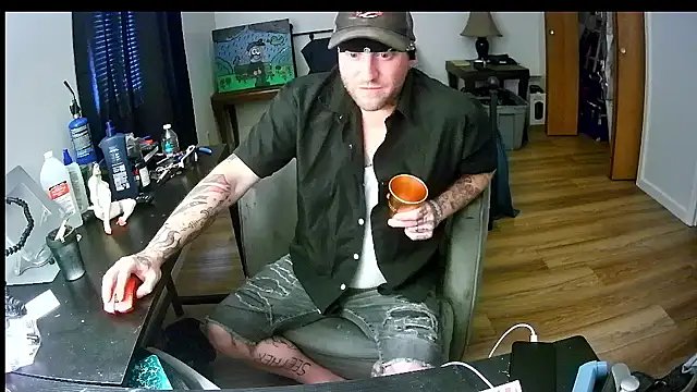 Snapshot of Livingpuddle chatting on 07.28.26 Livingpuddle online show from 07.28.26