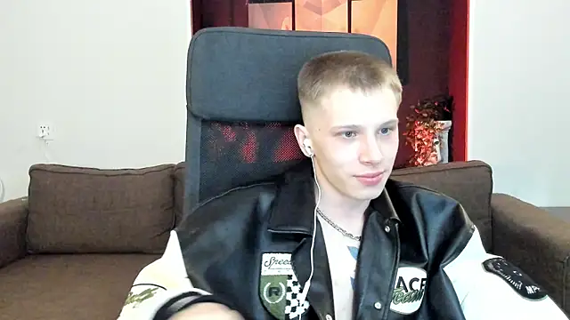 Snapshot of arlekincrop chatting on 03.19.25 arlekincrop online show from 03.19.25