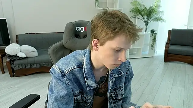 Snapshot of arlekincrop chatting on 12.19.25 arlekincrop online show from 12.19.25