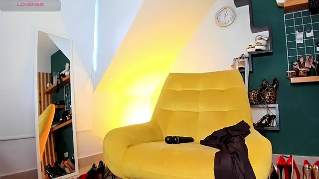 Ashley leon  online show from 04.17.26