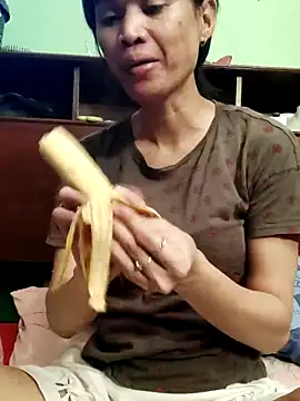 Snapshot of QueenSoreal chatting on 04.21.26 QueenSoreal online show from 04.21.26
