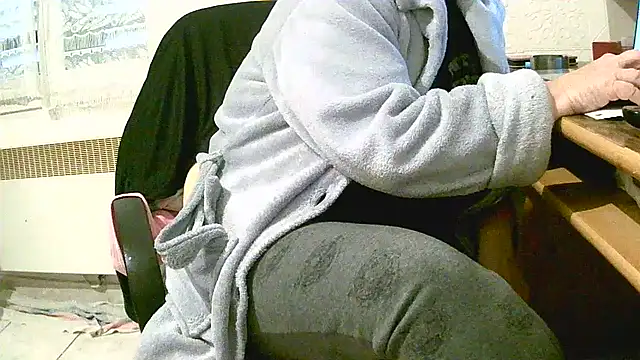 Snapshot of douceur63 chatting on 12.04.25 douceur63 online show from 12.04.25