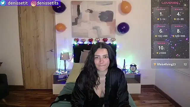 Snapshot of DenisseTits chatting on 02.11.25 DenisseTits online show from 02.11.25