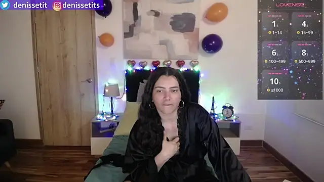 Snapshot of DenisseTits chatting on 02.12.25 DenisseTits online show from 02.12.25