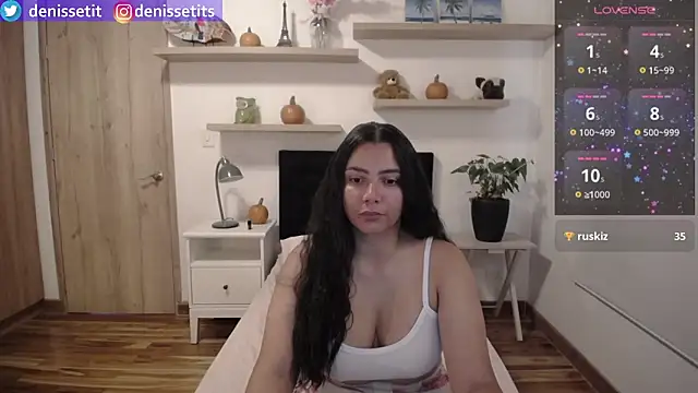 Snapshot of DenisseTits chatting on 10.17.25 DenisseTits online show from 10.17.25
