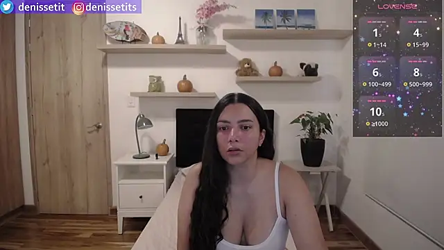 Snapshot of DenisseTits chatting on 10.20.25 DenisseTits online show from 10.20.25