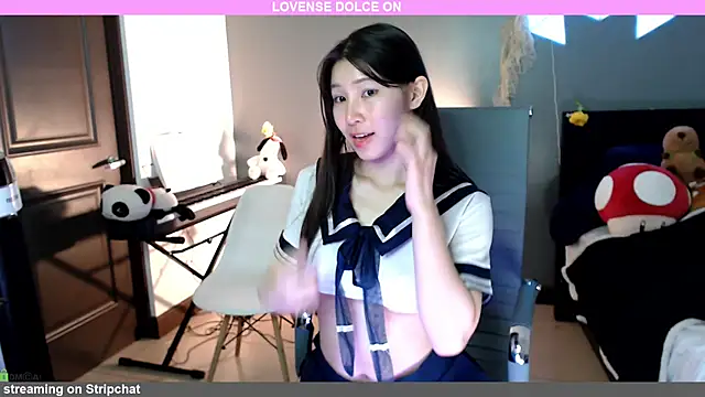 Snapshot of minarocket_ chatting on 01.26.25 minarocket online show from 01.26.25