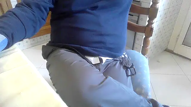 Snapshot of polloiw chatting on 10.06.25 polloiw online show from 10.06.25