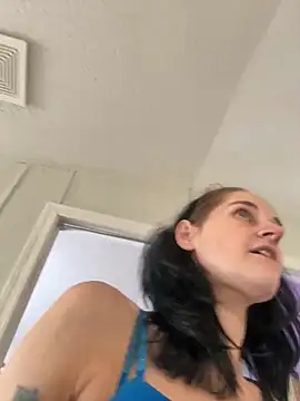 lolabunny9 online show from 12.22.25