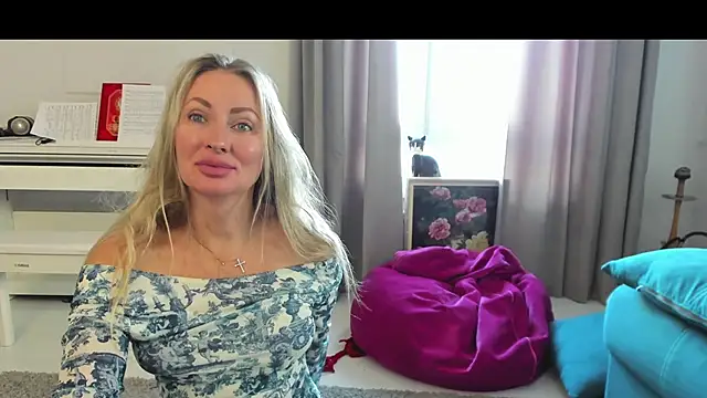 Snapshot of Veola_new chatting on 10.08.25 Veola new online show from 10.08.25