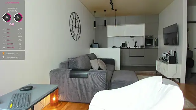 Juicy Bella online show from 04.13.26