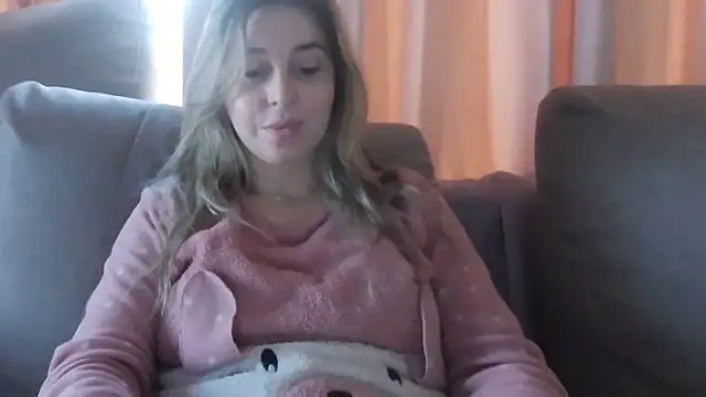 Snapshot of Aliss_Hottie chatting on 01.05.25 Aliss Hottie online show from 01.05.25