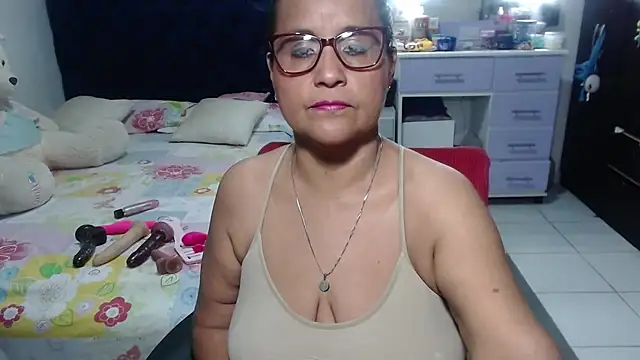 Snapshot of pervert_mommy_ chatting on 04.17.26 pervert mommy online show from 04.17.26