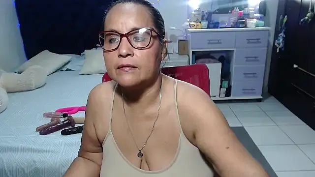 Snapshot of pervert_mommy_ chatting on 05.13.26 pervert mommy online show from 05.13.26