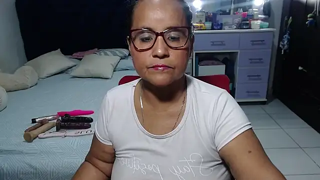 Snapshot of pervert_mommy_ chatting on 05.14.26 pervert mommy online show from 05.14.26