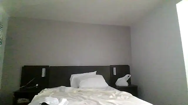 Snapshot of laylastarz chatting on 10.30.25 laylastarz online show from 10.30.25